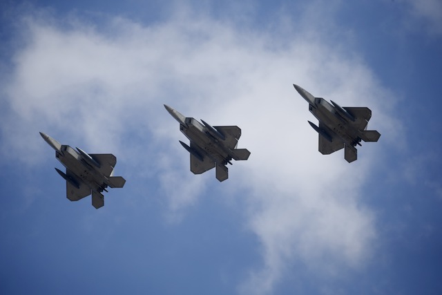 
Các chiến đấu cơ F-22 bay trên bầu trời Hàn Quốc ngày 17-2.
