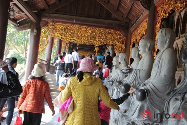 
Hình ảnh nhìn thấy nhiều nhất tại hành lang tượng La Hán ở chùa Bái Đính: Sờ vào mọi bức tượng để cầu may.
