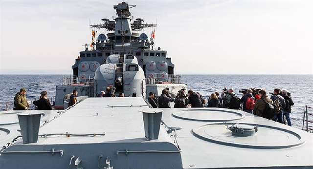 
Tàu khu trục Phó Đô Đốc Kulakov lớp Udaloy của Hải quân Nga dài 163 m, trọng tải choán nước là 6.200 tấn và sức chứa có thể lên tới 7.900 tấn, di chuyển đạt tốc độ 35 hải lý/h, tầm hoạt động lên đến 19.400 km, và được biên chế một phi hành đoàn gồm 300 thủy thủ.
