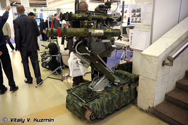 
Trước đó, bộ chỉ quan tâm đến các robot chiến đấu. Trước đó, robot chiến đấu MRK-27–BT, do phòng thí nghiệm Ứng dụng Robot của Đại học Kỹ thuật Bauman Moscow thiết kế với mục đích triển khai thay cho con người trong các nhiệm vụ nguy hiểm, có nguy cơ tử vong cao, chính thức ra mắt hồi cuối năm 2009 và nhận được sự quan tâm đặc biệt của Bộ Quốc phòng Nga.

