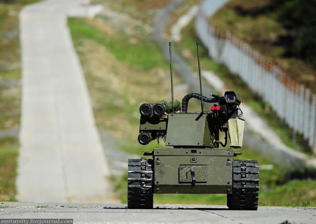 
Robot Platform-M được trang bị các vũ khí chiến đấu “khủng” như súng máy 7,62mm và súng phóng lựu, có thể tiêu diệt mục tiêu qua hệ thống điều khiển tự động và bán tự động cùng sự hỗ trợ của hệ thống quang-điện tử và định vị trinh sát radio.

Platform-M sẽ trở thành một loại vũ khí tự động lọt vào tầm ngắm của Nga trong việc bố trí lực lượng bảo vệ các căn cứ quân sự, vũ khí chiến lược chẳng hạn như các hầm phóng tên lửa đạn đạo liên lục địa.
