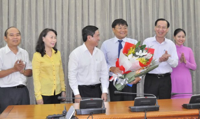
Phó chủ tịch UBND TPHCM Lê Thanh Liêm (thứ hai từ phải sang) và lãnh đạo Sở Tư Pháp tặng hoa chúc mừng ông Nguyễn Văn Vũ - Ảnh: Mai Hương
