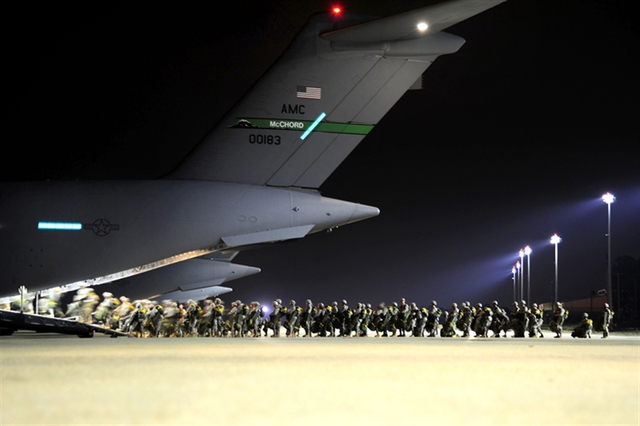 
Trọng lượng chở hàng tối đa của C-17 là hơn 77 tấn. Khi chở theo 70 tấn hàng và bay ở độ cao hành trình 8.500m, C-17 có thể bay liên tiếp 4.400km không cần tiếp nhiên liệu. Tốc độ bay hành trình của C-17 vào khoảng 830km/h.
