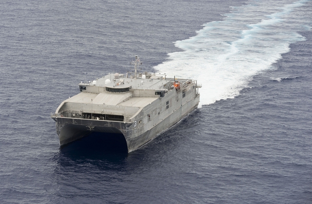 
Theo cơ quan báo chí thuộc Lầu Năm Góc, Hải quân Mỹ đang phải chi hàng triệu USD để sửa chữa cho lớp tàu vận tải cao tốc JHSV bởi thiết kế vùng cung khiến chúng quá yếu và không thể chịu đựng được sức tàn phá của sóng lớn khi hoạt động trên môi trường biển sâu.
