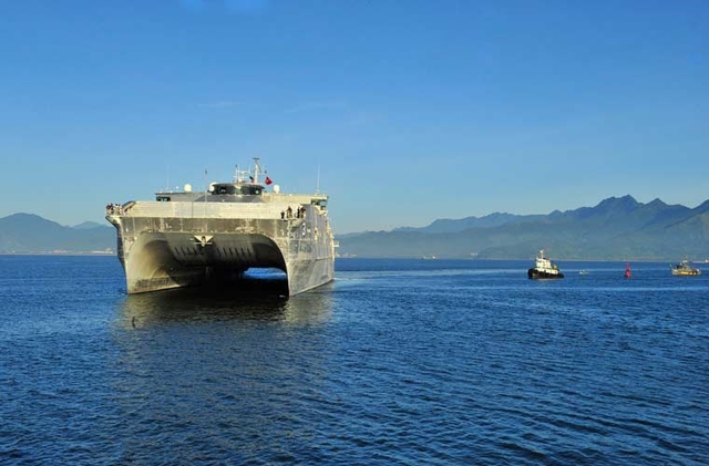 
Trước đó, Hải quân Mỹ đã tiêu tốn đến 2,1 tỷ USD để trả cho công ty trách nhiệm hữu hạn Austal để đầu tư cho nghiên cứu, phát triển và chế tạo một hạm đội tàu vận tải cao tốc JHSV cho đơn vị Vận tải nhanh Viễn Dương.
