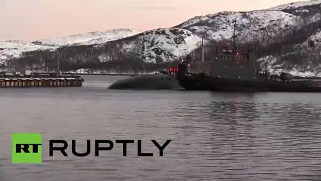 
Những hình ảnh trên được kênh truyền hình RT công bố ngày 30/12 cho thấy tàu ngầm Pskov đang rẽ sóng để trở về căn cứ tại cảng Vidyayevo và tái gia nhập lực lượng tàu ngầm thuộc Hạm đội phương Bắc.
