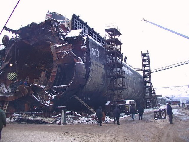
Xác tàu ngầm Kursk sau khi được vớt lên
