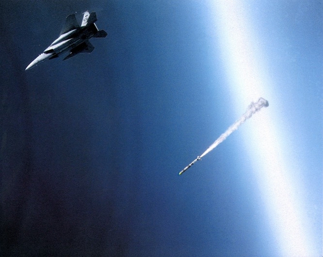 
Tên lửa được thiết kế để phóng từ tiêm kích hạng nặng F-15A, để phóng tên lửa, F-15 phải thực hiện một động tác cơ động leo lên ở tốc độ siêu âm, màn hình hiển thị HUD trước mặt phi công được sửa đổi để tăng khả năng quan sát của phi công.

