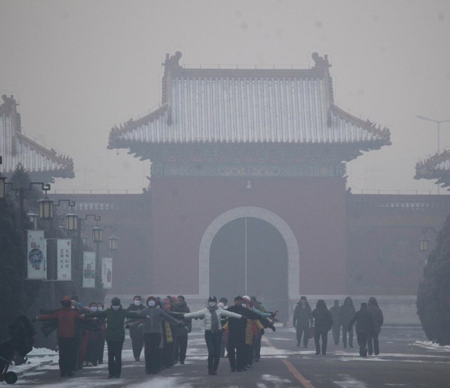Mọi người tập thể dục trong bầu không khí ô nhiễm nặng ở thành phố Nhật Chiếu, Trung Quốc.