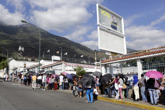 Người dân xếp hàng để chờ mua nhu yếu phẩm bên ngoài một siêu thị ở Caracas, Venezuela.