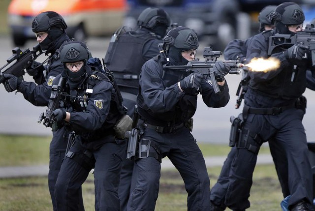 Cảnh sát đặc nhiệm Đức tham gia diễn tập chống khủng bố ở Ahrensfelde gần thành phố Berlin.