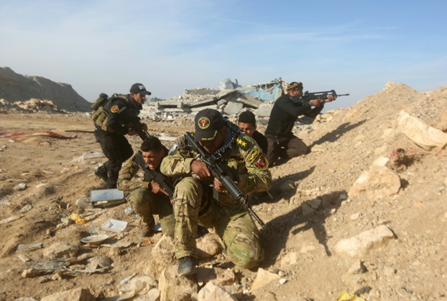 Lực lượng an ninh Iraq tác chiến chống tại nhóm phiến quân Nhà nước Hồi giáo (IS) ở ngoại ô thành phố Ramadi.