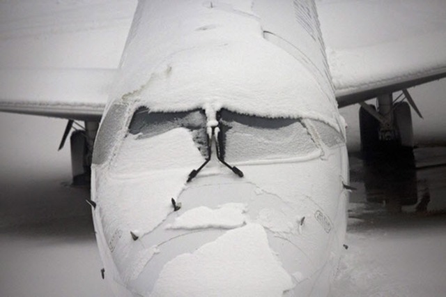 Tuyết phủ kín cửa sổ một chiếc máy bay tại sân bay quốc tế Des Moines tại Iowa, Mỹ.