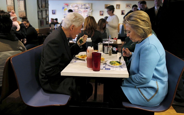 Bà Hillary Clinton và chồng Bill Clinton ăn sáng tại nhà hàng Chez Vachon ở thành phố Manchester, bang New Hampshire, Mỹ.