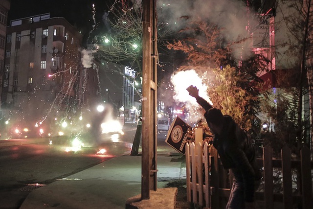 Người biểu tình ném pháo vào cảnh sát chống bạo động tại thành phố Istanbul, Thổ Nhĩ Kỳ.