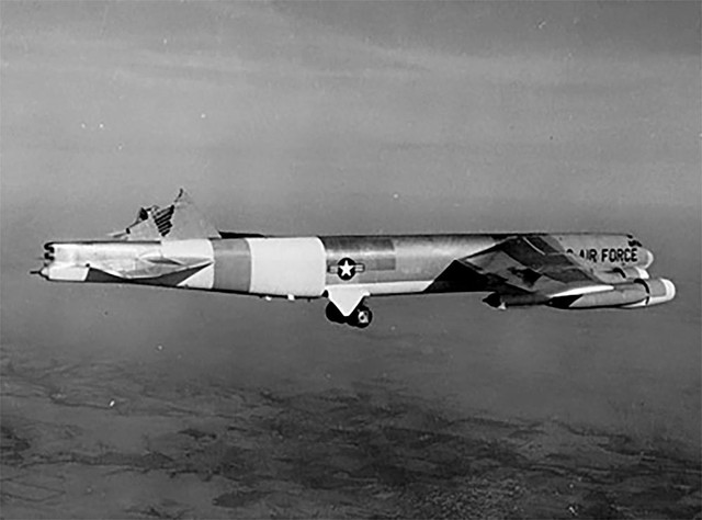 
Năm 1964, một chiếc B-52 được sử dụng làm máy bay thử nghiệm để điều tra về sự cố cấu trúc đã bay qua vùng không khí nhiễu động mạnh, khiến cánh đuôi đứng bị xé toạc khỏi thân. Tuy nhiên nó đã bay tiếp và hạ cánh an toàn.
