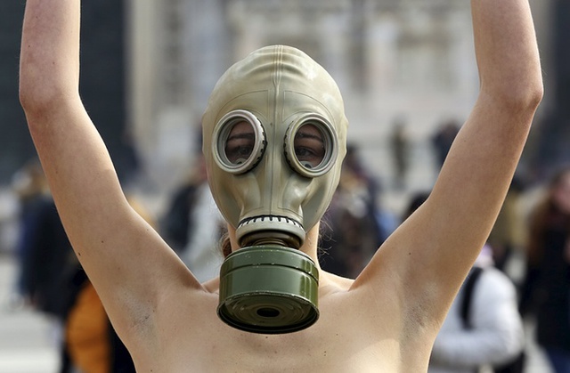 Một người mẫu đeo mặt nạ phòng độc khi biểu tình phản đối việc sử dụng lông thú trong ngành thời trang trước Tuần lễ thời trang Milan tại Milan, Italia.