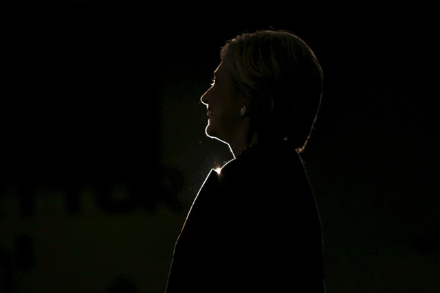
Ứng cử viên tổng thống Mỹ của đảng Dân chủ, bà Hillary Clinton, diễn thuyết trước những người ủng hộ tại một trường trung học ở thành phố Norfolk, bang Virginia, Mỹ.
