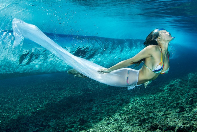 Thiếu nữ mặc váy bơi như nàng tiên cá dưới biển ngoài khơi đảo Tahiti của Pháp ở Thái Bình Dương.