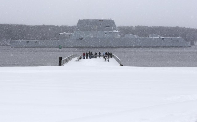 Tàu khu trục mới USS Zumwal của Hải quân Mỹ di chuyển trên sông Kennebec trong hành trình hướng ra biển ở bang Maine.