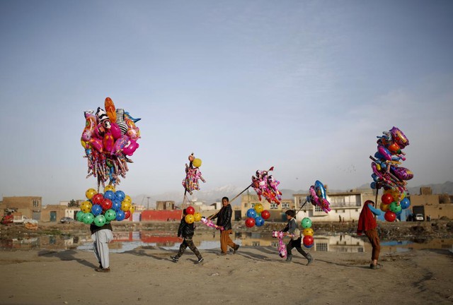 
Các cậu bé bán đồ chơi dạo trên đường phố ở Kabul, Afghanistan.
