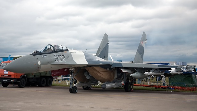 
Su-35 mang được hầu hết những vũ khí hiện đại nhất của máy bay tiêm kích thế hệ 5 PAK-FA.
