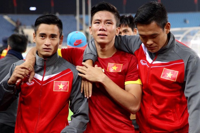 Sau thất bại ở bán kết AFF Cup 2014, các tuyển thủ khóc như mưa. Ảnh: Zing