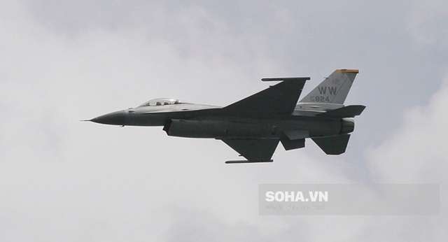 
Máy bay chiến đấu F-16.
