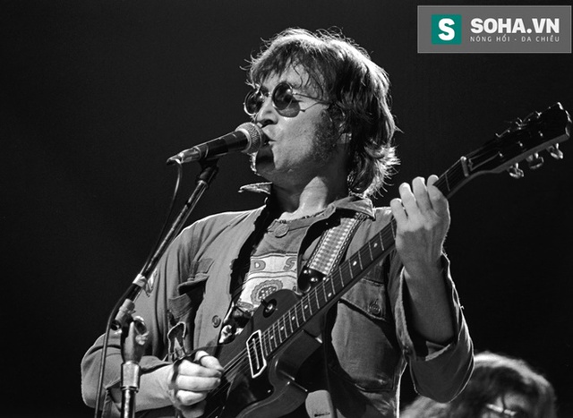 John Lennon biểu diễn solo trên sân khấu.