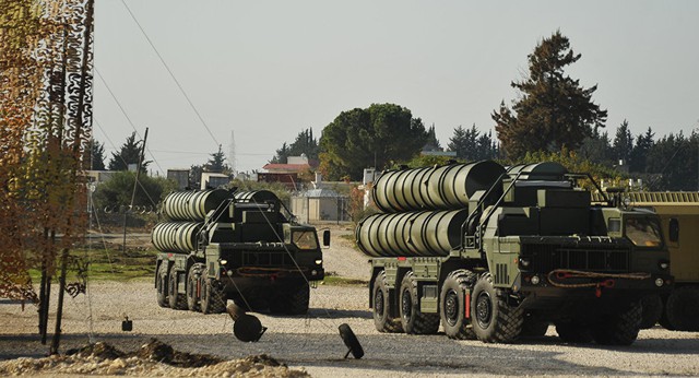 
Nga triển khai tên lửa phòng không tầm xa S-400 ở Syria.
