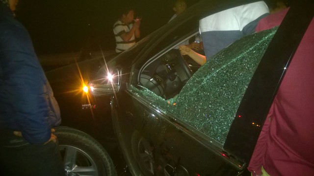 
Cửa xe ô tô của người phụ nữ bị đập vỡ. (nguồn ảnh: Otofun)
