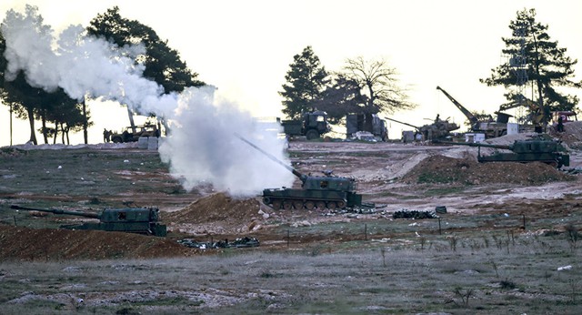 Xe tăng Thổ Nhĩ Kỳ nã pháo về phía biên giới Syria. Ảnh: AFP