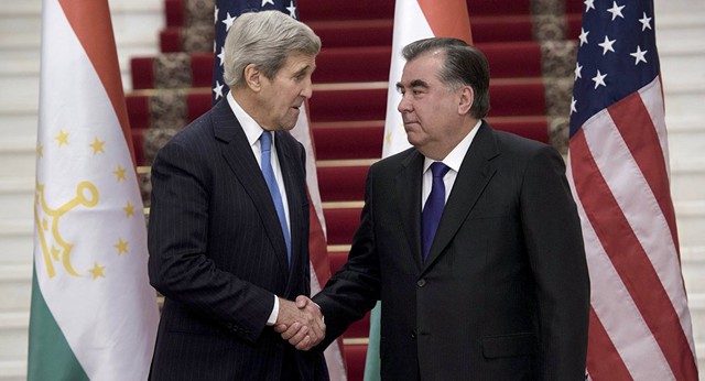 
Ngoại trưởng Mỹ John Kerry và Tổng thống Tajikistan Emomali Rakhmon. Ảnh: Reuters
