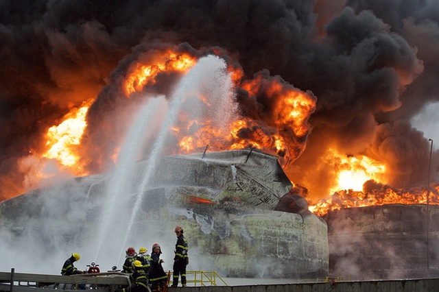 Lính cứu hỏa đang cố gắng dập tắt hỏa hoạn bùng phát tại một nhà máy hóa chất ở thành phố Chương Châu, Trung Quốc.