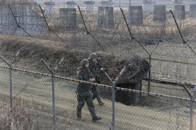Binh sĩ Hàn Quốc tuần tra dọc hàng rào dây thép gai tại Paju, giáp biên giới với Triều Tiên.