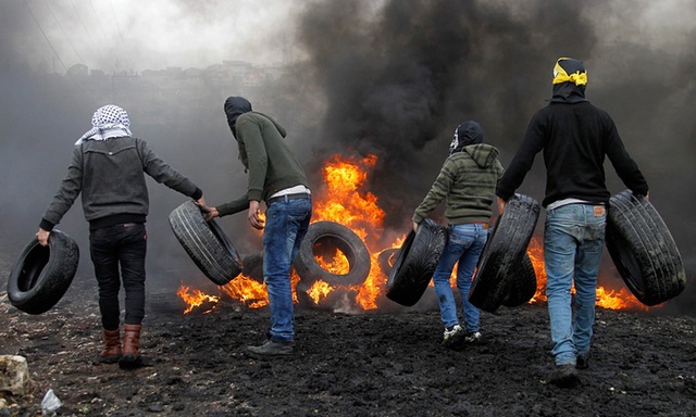 Người biểu tình Palestine đốt lốp xe để chắn đường vào khu định cư của người Do Thái ở Nablus, Bờ Tây.