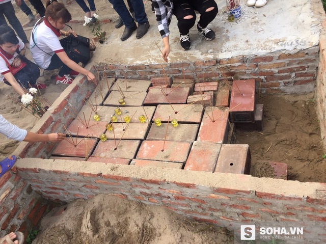 
Những hài nhi mà Sơn cùng mọi người lượm nhặt được đưa đi chôn cất tại một nghĩa trang ở Sóc Sơn, Hà Nội
