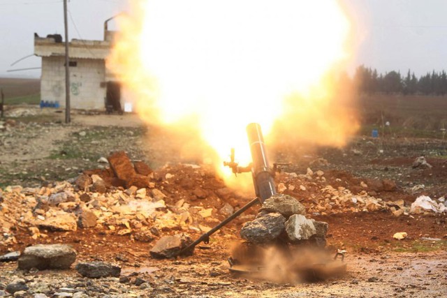 Chiến binh của Quân đội Syria Tự do (FSA) phóng rocket nhằm vào phiến quân Nhà nước Hồi giáo (IS) ở ngoại ô thành phố Aleppo, Syria.