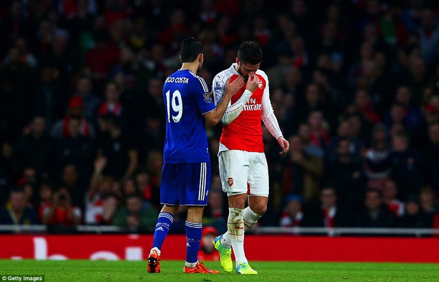 
Diego Costa an ủi Giroud.
