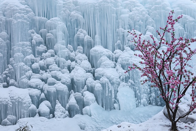 Thác nước đóng băng tạo nên khung cảnh tuyệt đẹp ở tỉnh Hà Bắc, Trung Quốc.