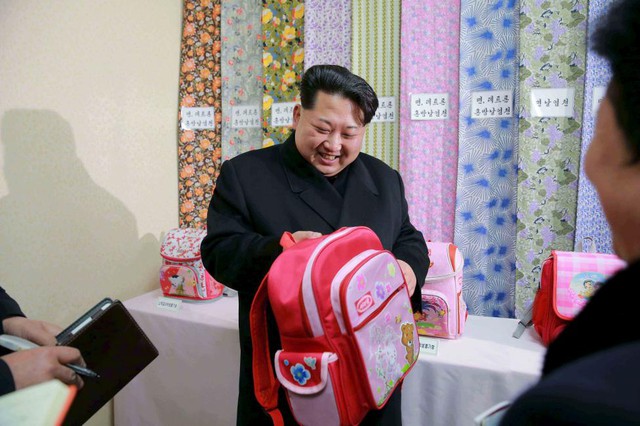 Nhà lãnh đạo Triều Tiên Kim Jong Un tới thăm nhà máy dệt Kim Jong Suk ở thủ Bình Nhưỡng.