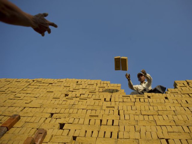 
Công nhân làm việc tại một nhà máy gạch ở ngoại ô Naypyidaw, Myanmar.
