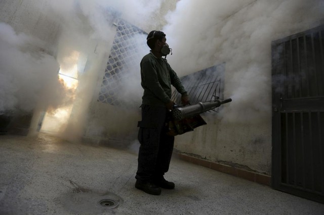 Nhân viên y tế phun thuốc diệt muỗi trong một tòa nhà để ngăn ngừa virus Zika lây lan ở Caracas, Venezuela.