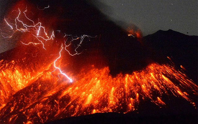 Sét đánh trúng núi lửa Sakurajima đang phun trào dung nham ở miền tây nam Nhật Bản.