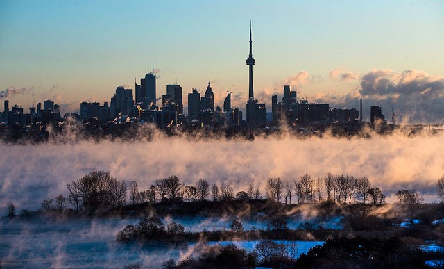 Sương mù lúc sáng sáng sớm bao phủ Ontario tại thành phố Toronto, Canada.