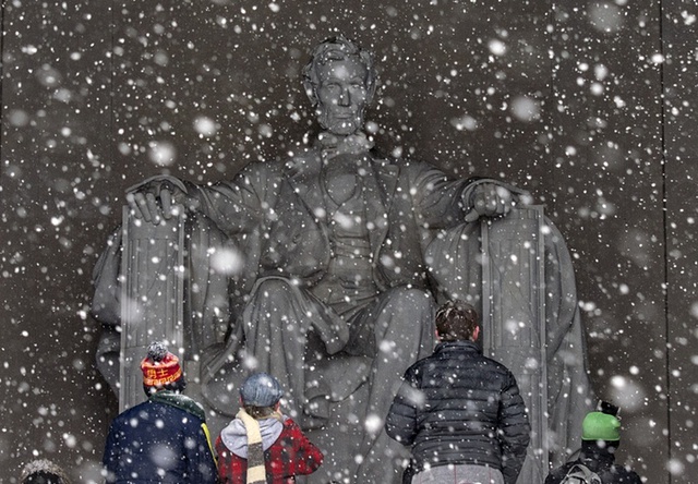 Người dân và du khách ghé thăm Đài tưởng niệm Lincoln ở Washington DC, Mỹ khi tuyết rơi.