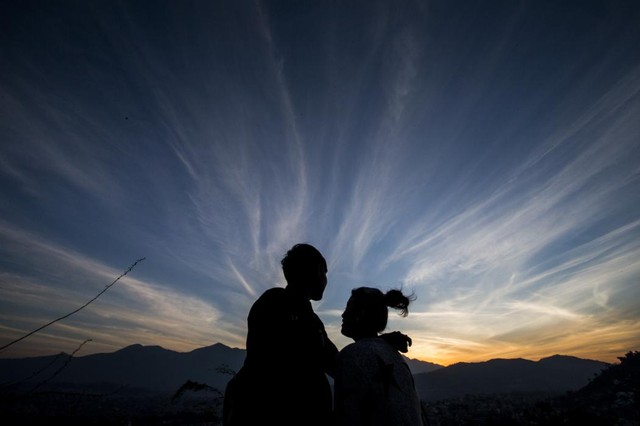 Cặp đôi in bóng trên nền trời lúc hoàng hôn ở thành phố Kathmandu, Nepal.