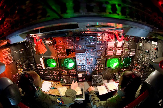 
Hoa tiêu và trắc thủ radar (ảnh) ngồi ở khoang dưới của máy bay, đây là hai ghế “phóng xuống”.
