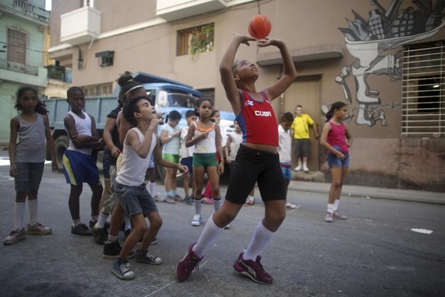Trẻ em chơi bóng rổ trên đường phố ở Havana, Cuba.
