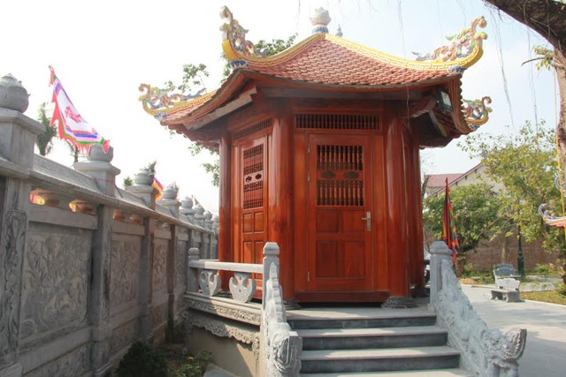 Hai bên ngôi đền là ngôi nhà chuông được làm bằng gỗ.